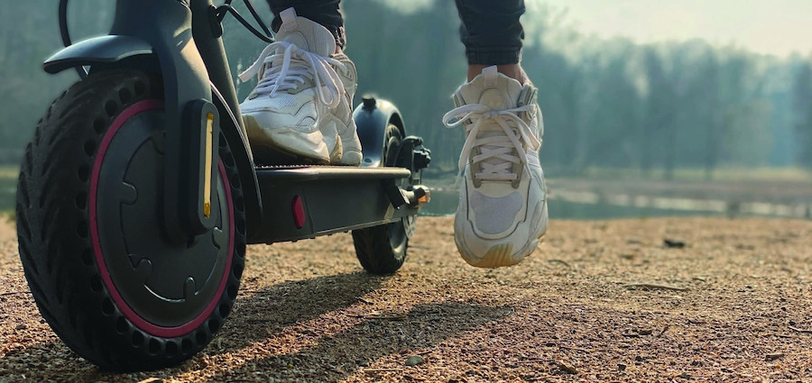 Nevraživost mezi řidiči, chodci a elektrokoloběžkáři by mohla zmírnit jasná pravidla