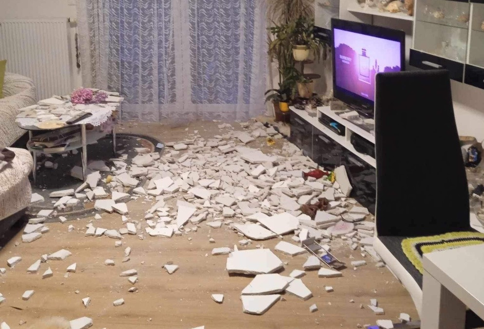 Obyvatelům Kainarovy ulice v Jihlavě padají stropy na hlavu. Situace je vážná, ale zhotovitel to neřeší, stěžují si