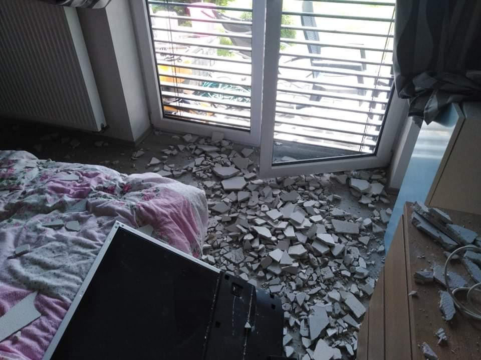 Obyvatelům Kainarovy ulice v Jihlavě padají stropy na hlavu. Situace je vážná, ale zhotovitel to neřeší, stěžují si