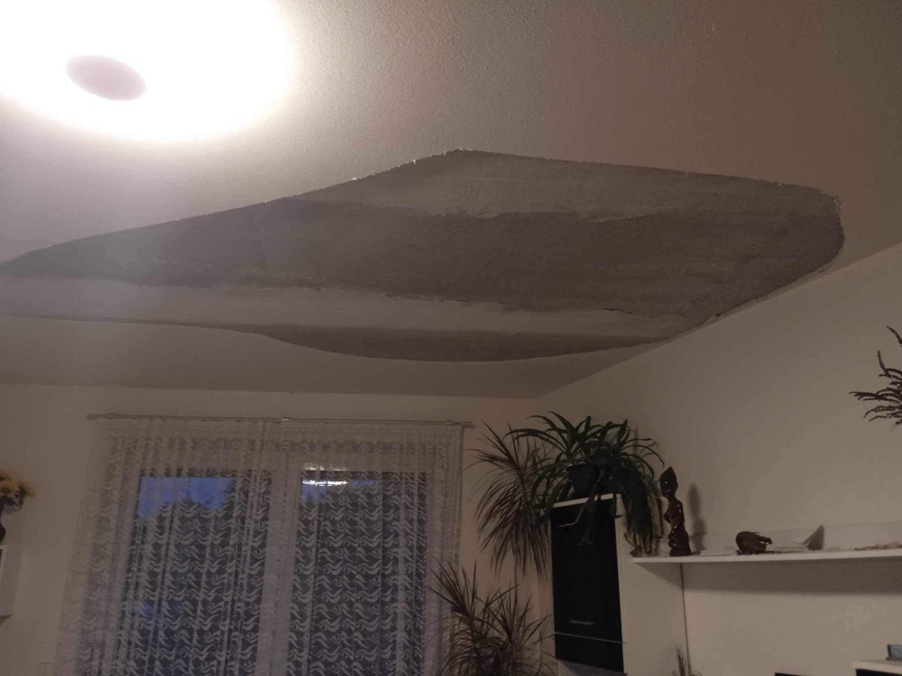 Obyvatelům Kainarovy ulice v Jihlavě padají stropy na hlavu. Situace je vážná, ale zhotovitel to neřeší, stěžují si