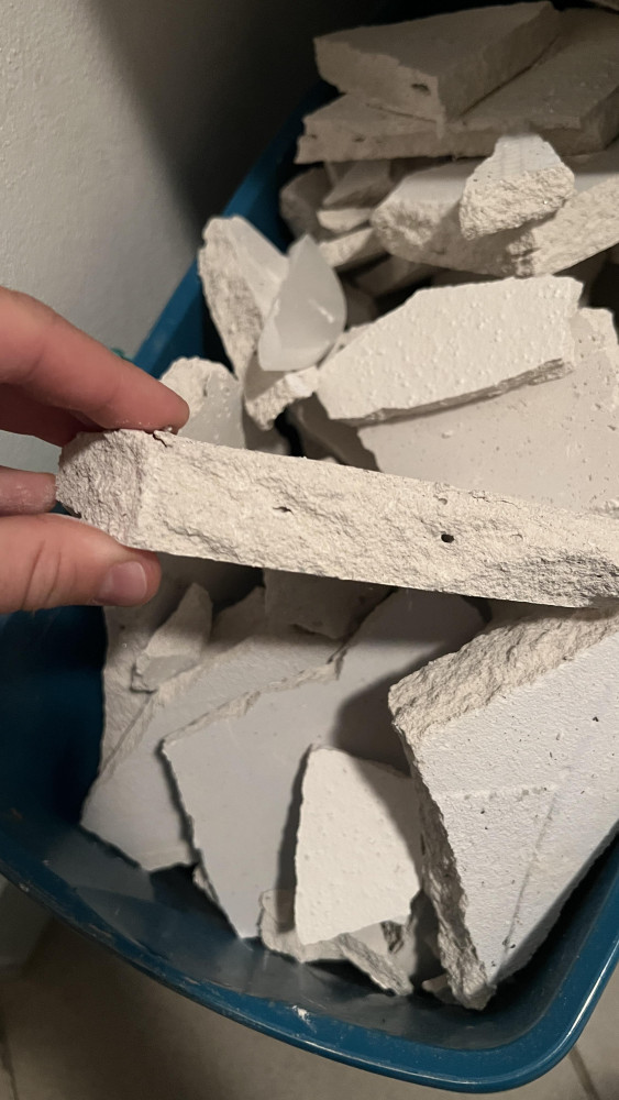 Obyvatelům Kainarovy ulice v Jihlavě padají stropy na hlavu. Situace je vážná, ale zhotovitel nereaguje, stěžují si