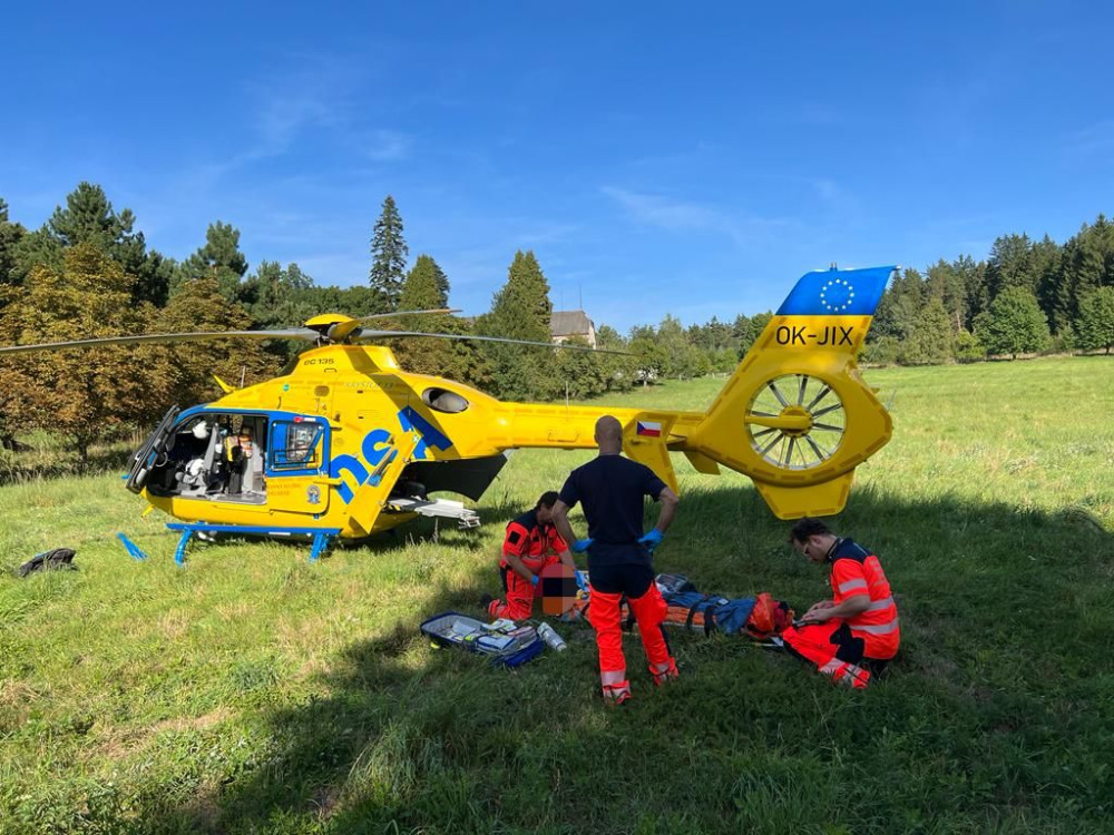 Motorkář utrpěl při nehodě vážná poranění, vrtulník ho transportoval do nemocnice