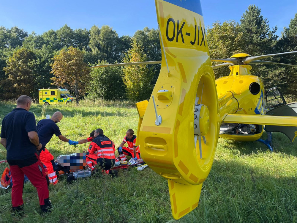 Motorkář utrpěl při nehodě vážná poranění, vrtulník ho transportoval do nemocnice