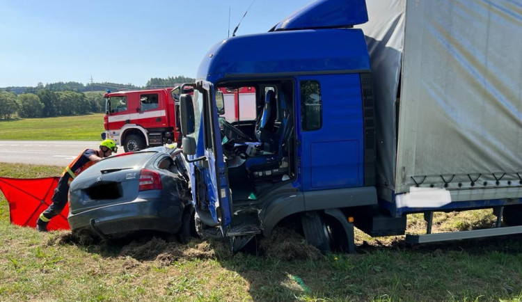 V Kaplici na Českokrumlovsku došlo ke střetu osobního automobilu s nákladním vozidlem. Při tragédii zemřeli tři lidé.
