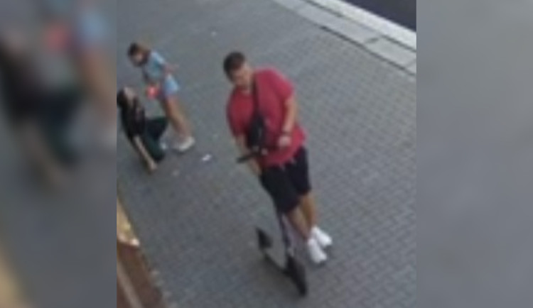 Muž na elektrokoloběžce srazil dívku a z místa ujel. Hledá ho policie
