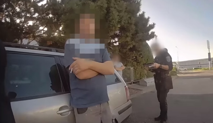 VIDEO: Řidič tvrdil, že si dal k obědu dvě piva. Nadýchal dvě a půl promile
