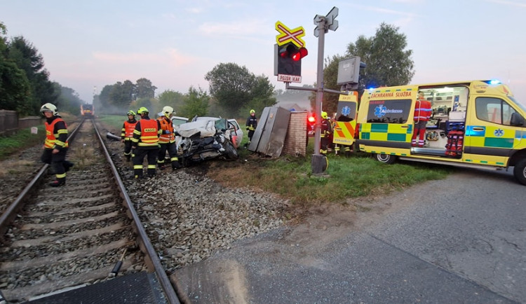 Řidič vjel na přejezd na červenou. Auto smetl vlak