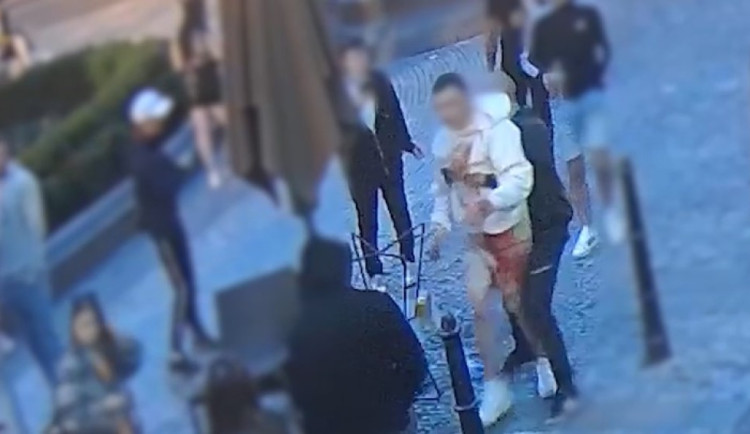 VIDEO: Bitka v centru skončila pro mladíka prasklou lebkou. Agresorům hrozí deset let