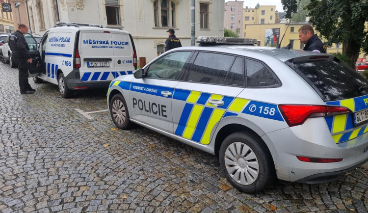 V Jablonci kontrolovali ubytovny. Společně je prověřili policisté, strážníci, hasiči, hygienici i veterináři