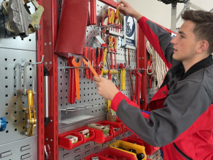 Třídy jsou plné mladých elektrikářů, libují si školy i energetické firmy