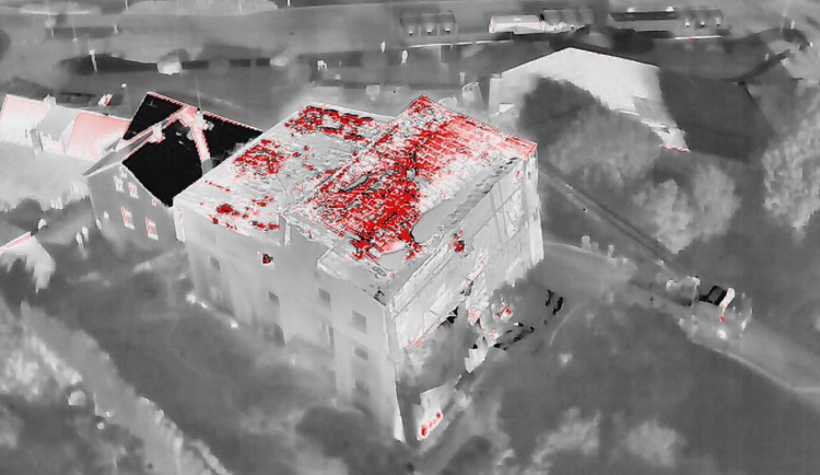 Hasiči uhasili požár penzionu v Tanvaldu. Škoda je odhadnuta na 10 milionů