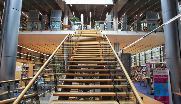 Knihovna kromě knih půjčuje i hudební nástroje. Piano doplní třeba kytara