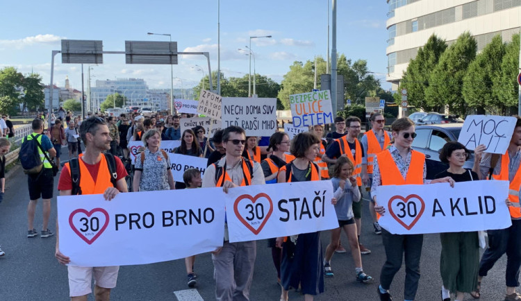 Soud dal za pravdu třicítkářům. Ti ohlásili dalších devět pochodů po magistrále