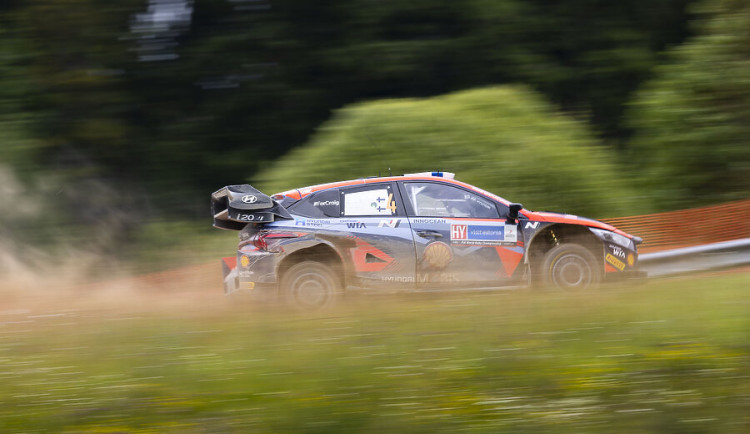 Světová špička v rally míří do Čech. Na hladkém průběhu soutěže se budou podílet tisíce pořadatelů.