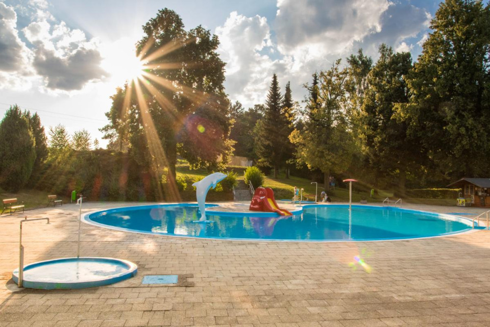 Koupaliště ve Dvoře Králové budou moct hlídat bezpečnostní kamery. Areál se napojí na městskou síť.