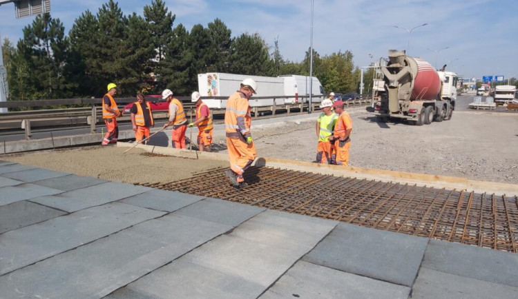 Rekonstrukce mostů na průtahu Libercem finišuje, nový úsek se částečně zprovozní ještě v říjnu