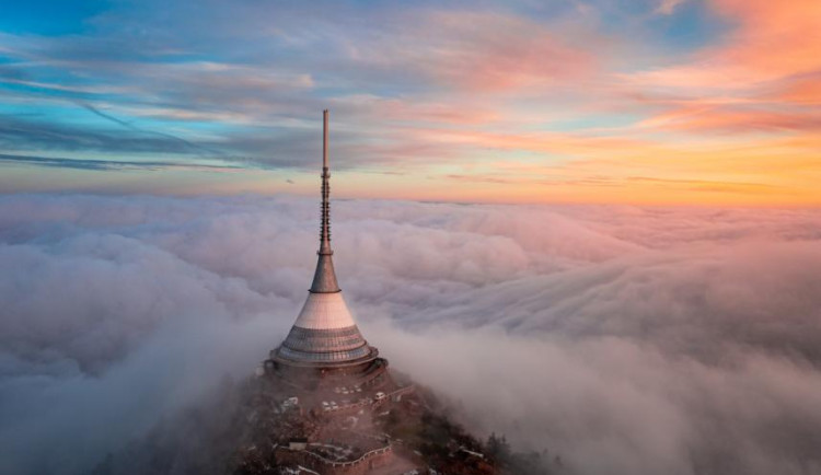 Před 50 lety lidé poprvé obdivovali unikátní hotel s vysílačem na Ještědu