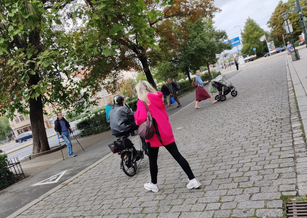 Tento muž na kole sice nejel po asfaltu, ale středem ulice se prohnal poměrně rychle.