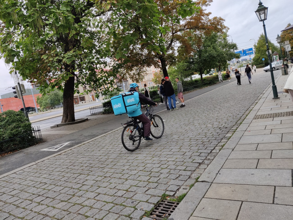 Tento kurýr jel středem a velmi pomalu. Při cestě zpět už volil asfaltový pruh. Jel ale velmi pomalu a používal zvonek