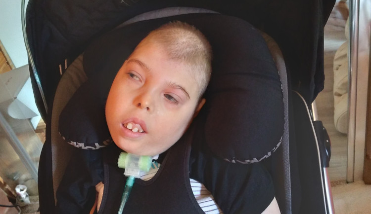 Život malého kluka se rychle proměnil. Radost ze života ale neztratil