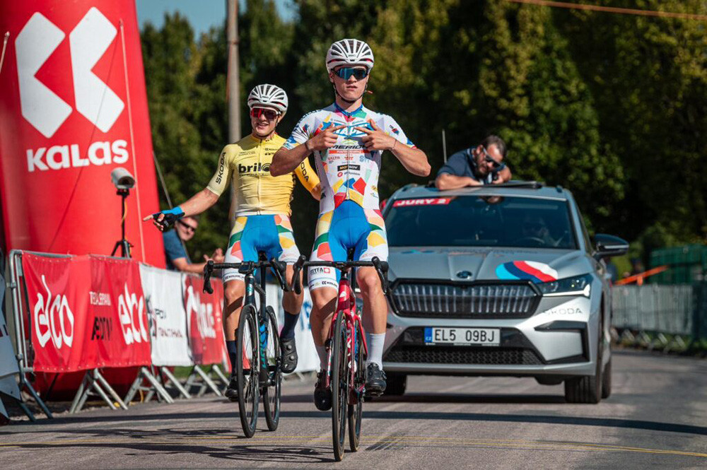 Jan Bittner se raduje z vítězství v závodě ve Vysokém Mýtě, za ním to jistí z druhého místa Štěpán Zahálka.