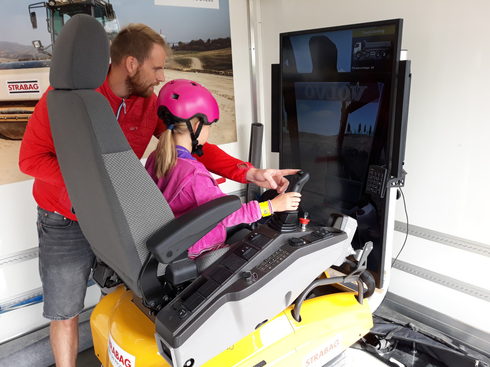 VIDEO: Na obchvat Brodu dorazili cyklisté, koloběžkáři i lidé s kočárky. Do Vánoc ho otestují už i řidiči v autech