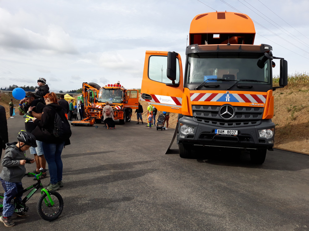 VIDEO: Na obchvat Brodu dorazili cyklisté, koloběžkáři i lidé s kočárky. Do Vánoc ho otestují už i řidiči v autech