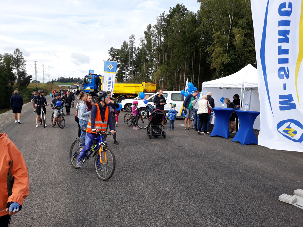 VIDEO: Na obchvat Brodu dorazili cyklisté, koloběžkáři i lidé s kočárky. Do Vánoc ho otestují už i řidiči v autech