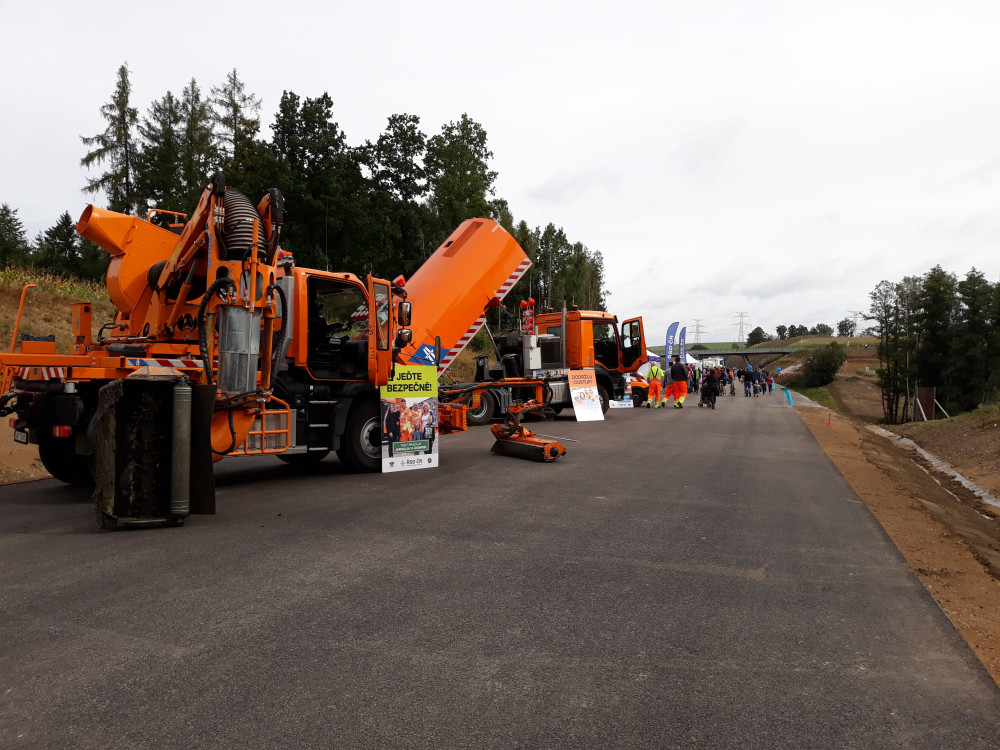 VIDEO: Na obchvat Brodu dorazili cyklisté, koloběžkáři i lidé s kočárky. Do Vánoc ho otestují už i řidiči v autech