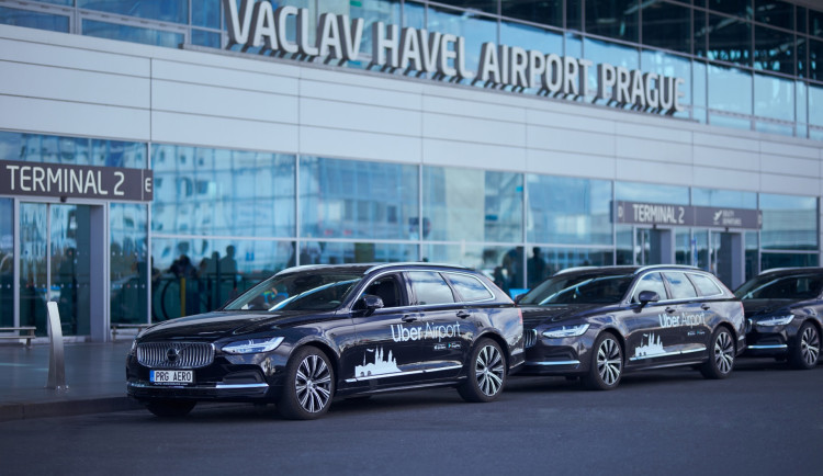 Slušné oblečení a aspoň základní angličtina. Taxikáře na letišti nahradil Uber