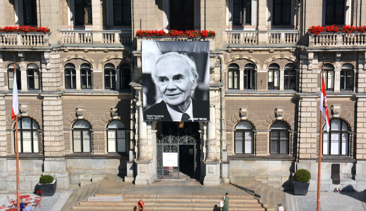 Kanalizace pod radnicí se ucpává, ve Sklípku trpí. Odpad tahá parta chlapů s kbelíky