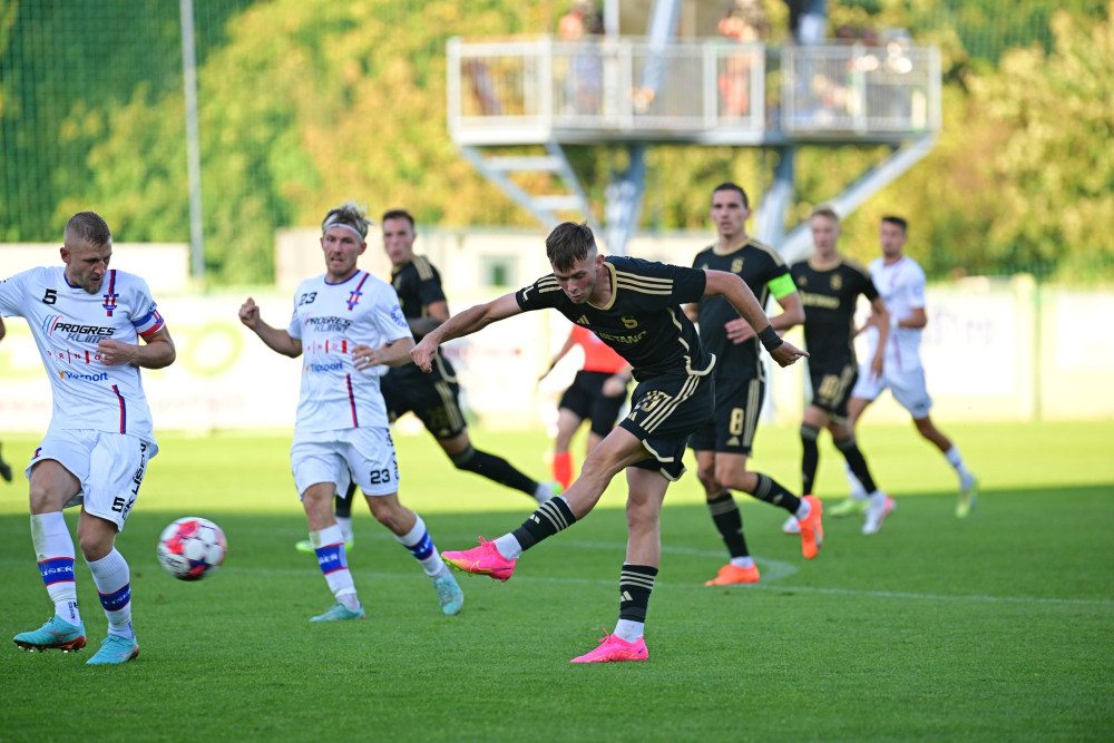 Fotbalisté Slavie vstoupili do domácího poháru výhrou 2:0 v Kroměříži, Sparta zvítězila 1:0 v Líšně. Oba týmy bez kapitánů