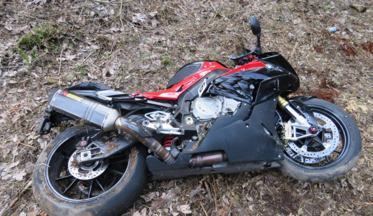 Mladík nezvládl svou motorku, narazil do sloupu a na místě zemřel