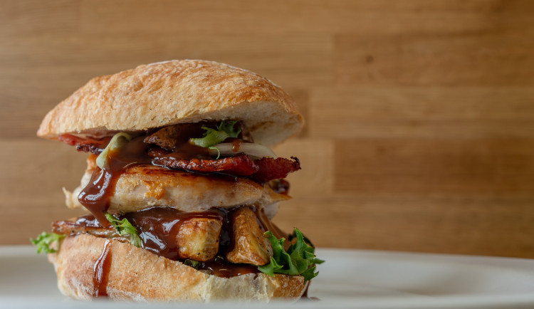 Hygienici prověřili 180 stánků s občerstvením, rozdali pokuty za tisíce