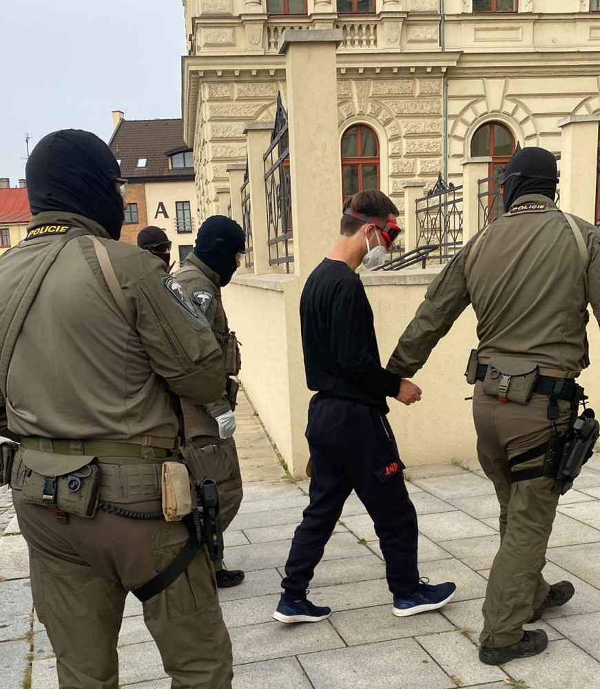 Kriminalisté po roce dopadli pachatele nesmírně krvavé vraždy. Muž ubil a ubodal cizince