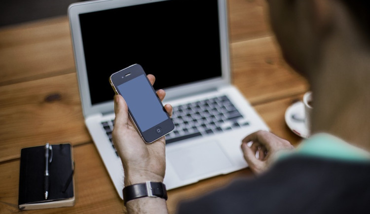 Muž poslal domnělé Japonce ze seznamky přes dva a půl milionu