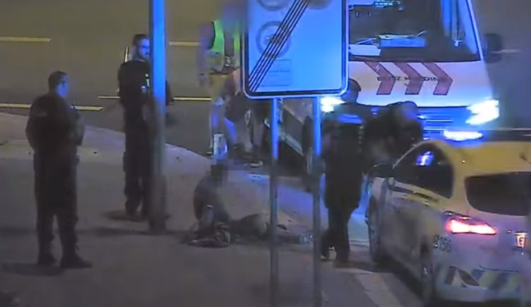 VIDEO: Opilec začal před uplakaným synem nadávat pracujícím silničářům. Skončil na záchytce