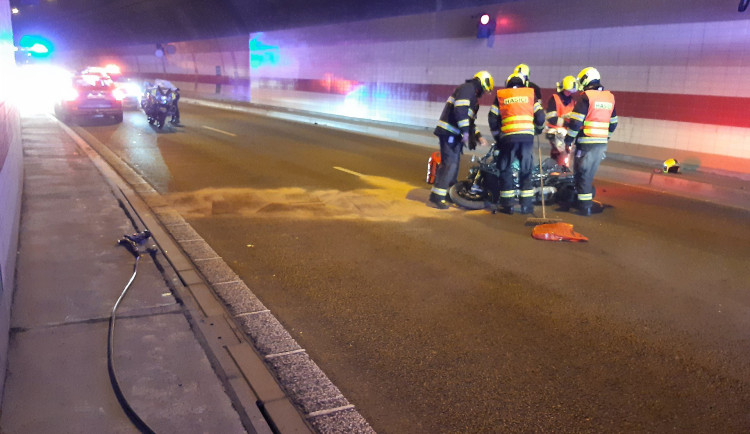 Motorkář narazil do zdi v tunelu Mrázovka, na místě zemřel