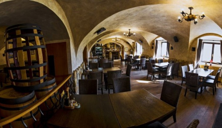 Přijede Sparta, policie nám doporučila zavřít, tvrdil majitel restaurace. Není to pravda, hájí se policie