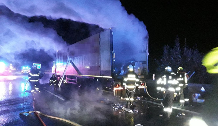 Na silnici 35 u Turnova v noci shořel kamion. Silnice byla šest hodin uzavřena