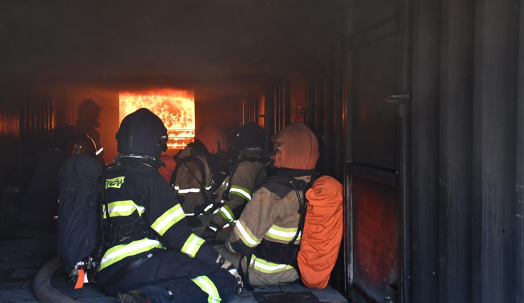 Hasiči testují speciální žáruvzdorný materiál vyvinutý libereckými vědci