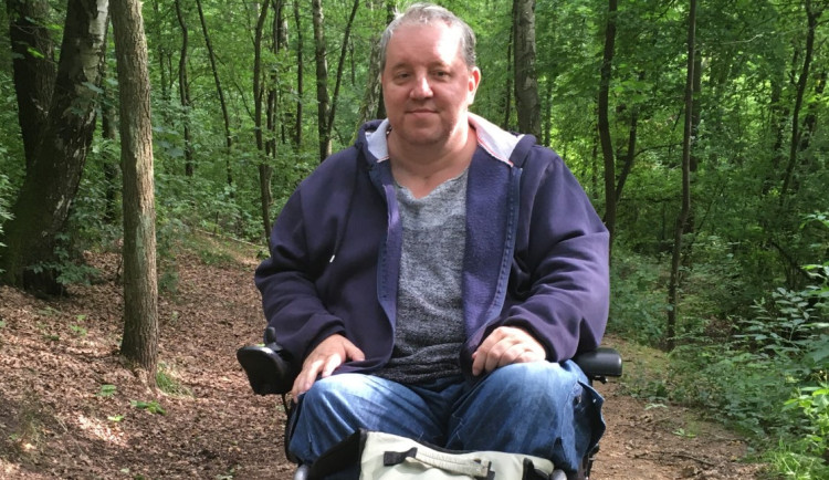 Ivan se bez cizí pomoci neobejde. Peníze na asistenta mu však chybí