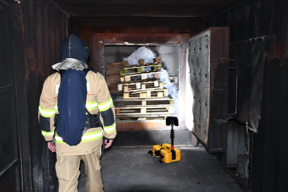 Hasiči testují speciální žáruvzdorný materiál vyvinutý libereckými vědci