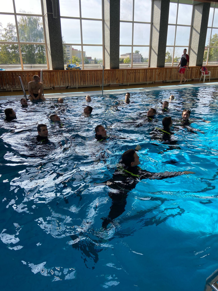 Hasiči naskákali do krytého bazénu v Dobrušce v uniformách