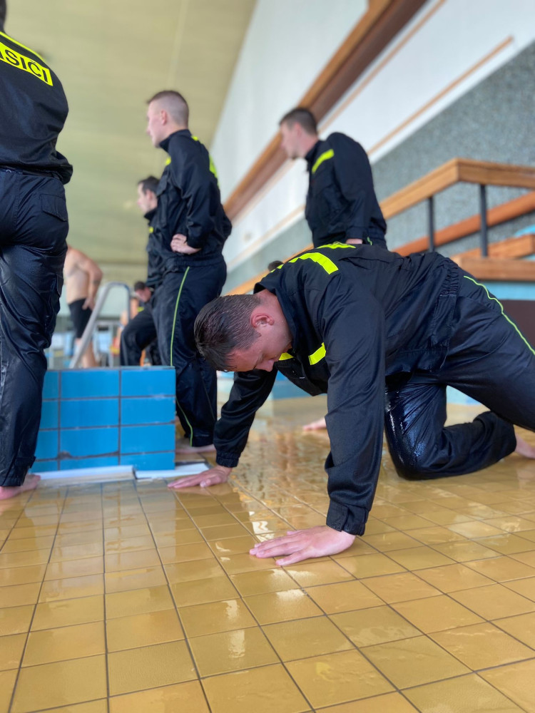 Hasiči naskákali do krytého bazénu v Dobrušce v uniformách