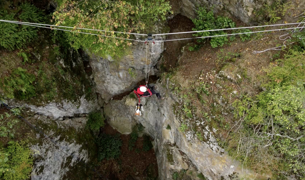 Brněnští strážníci cvičili náročný zásah. Se psy se slaňovali ze skály v Moravském krasu