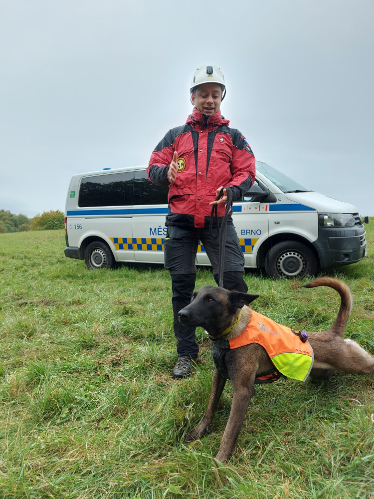 Brněnští strážníci cvičili náročný zásah. Se psy se slaňovali ze skály v Moravském krasu