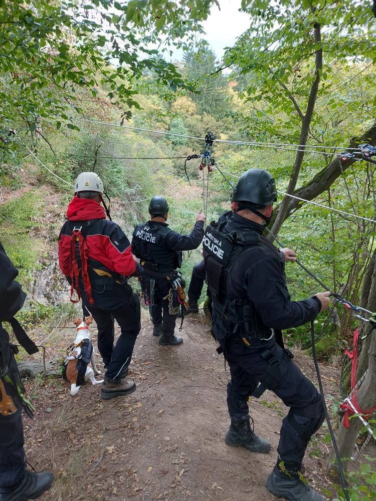 Brněnští strážníci cvičili náročný zásah. Se psy se slaňovali ze skály v Moravském krasu