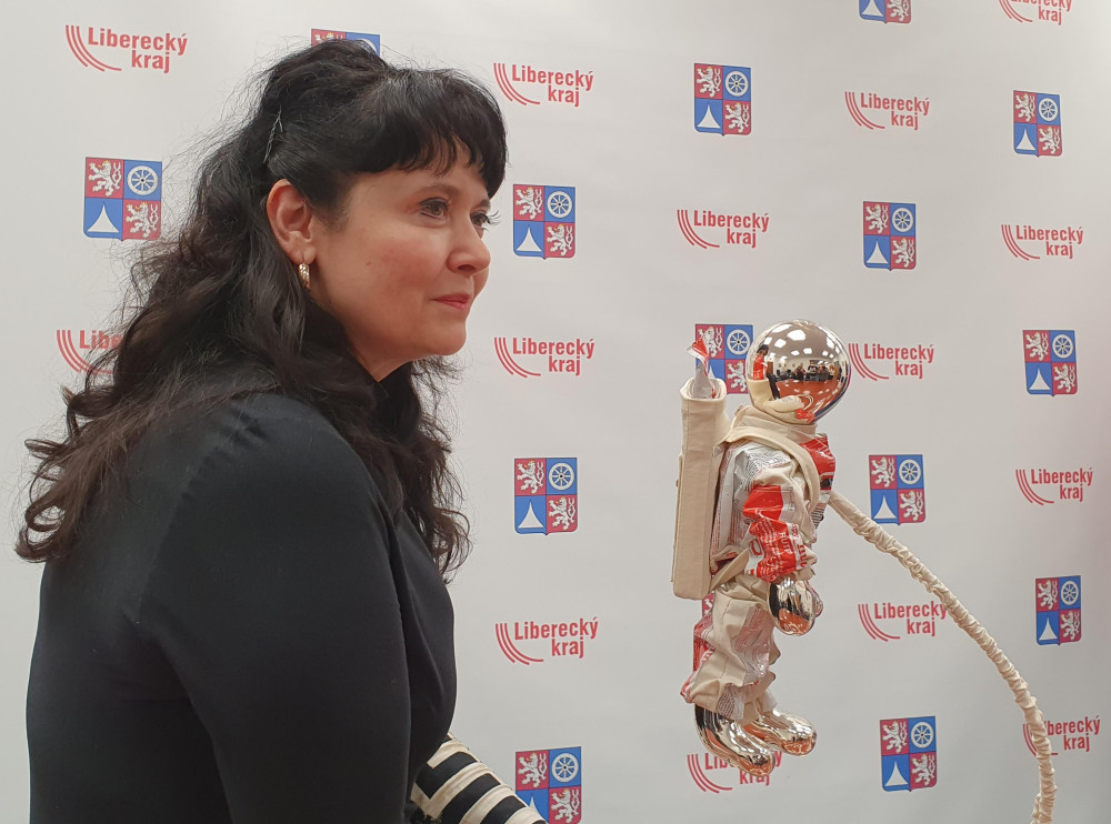 Výkonná ředitelka UNICEF Pavla Gomba s jedním z děl.