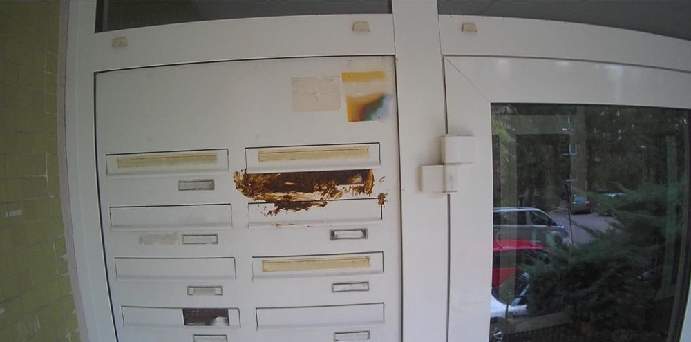 Mám schránku plnou h*ven, zuřil brněnský důchodce, když šel vyzvednout letáky